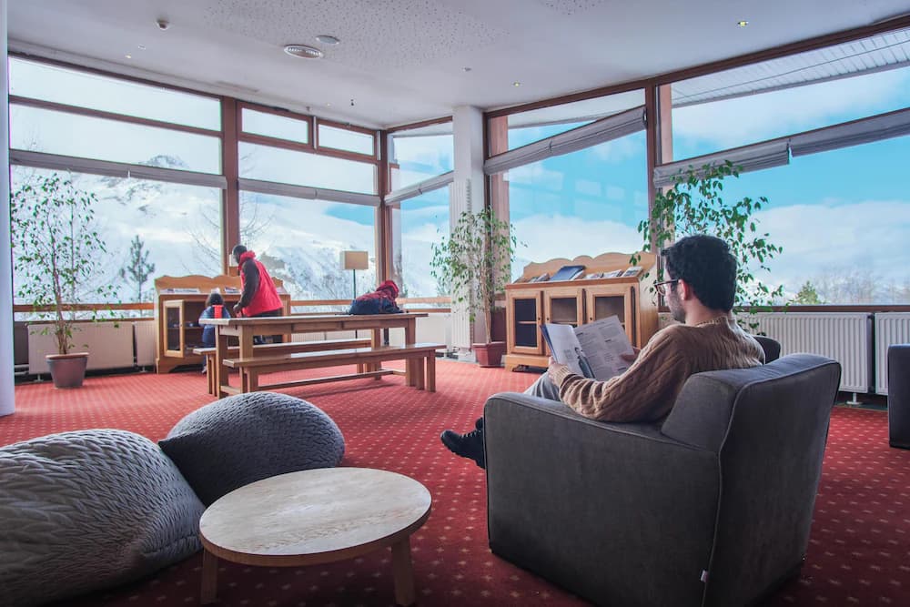 Lobby lounge