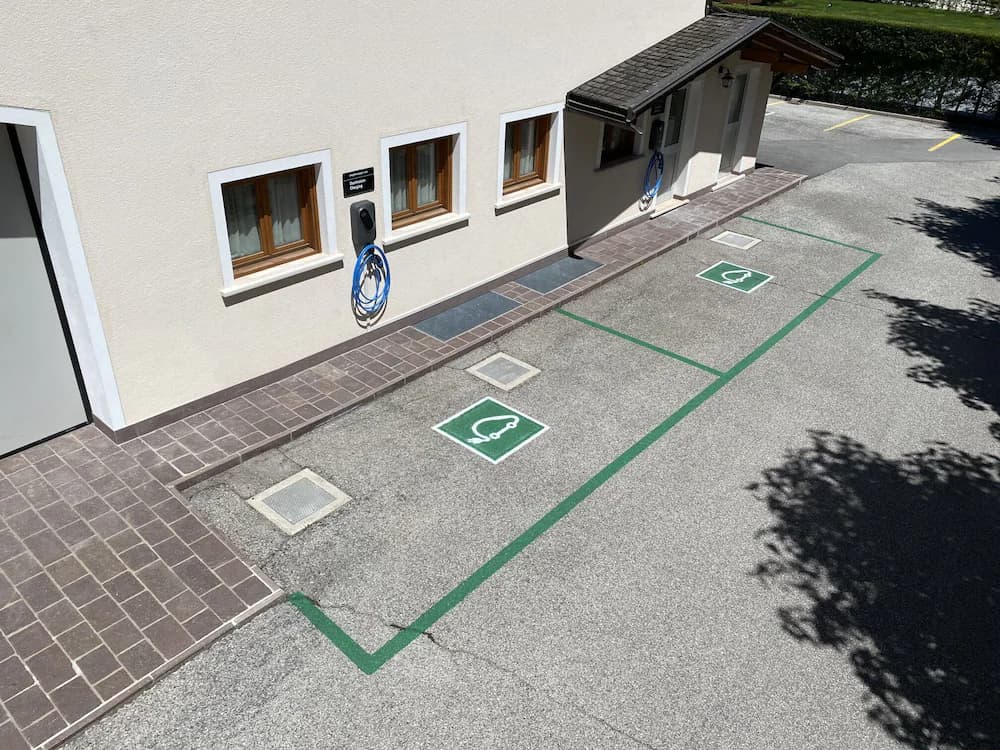 Electric vehicle charging station