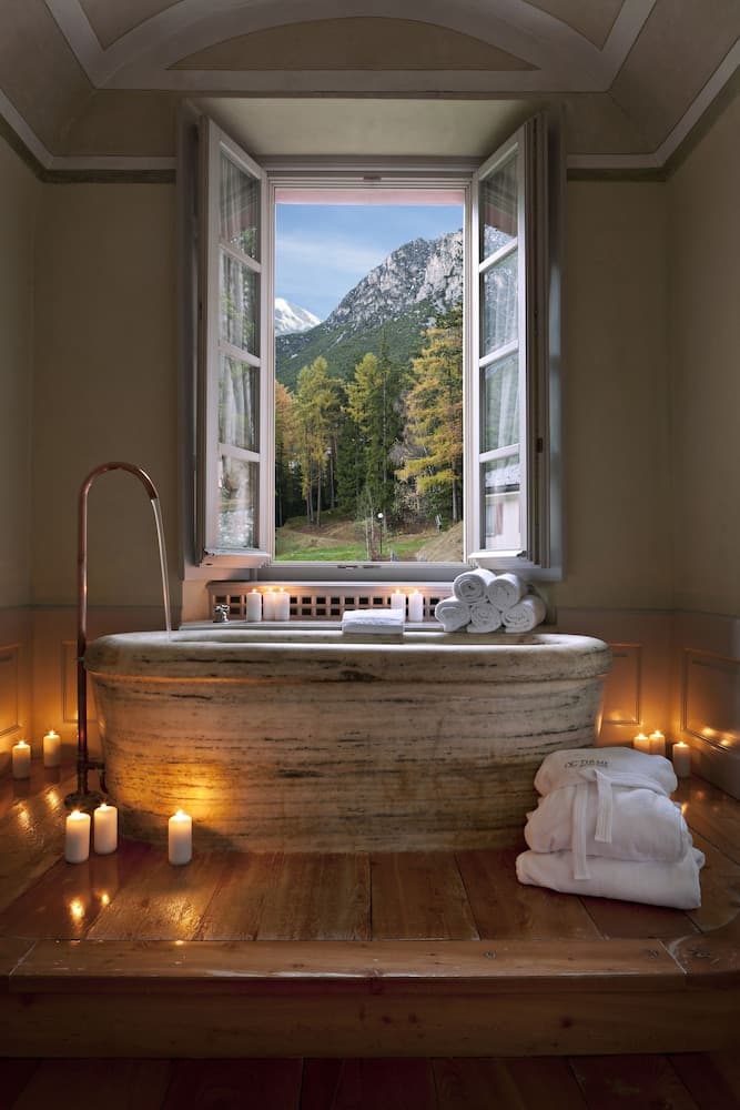 Deep soaking bathtub