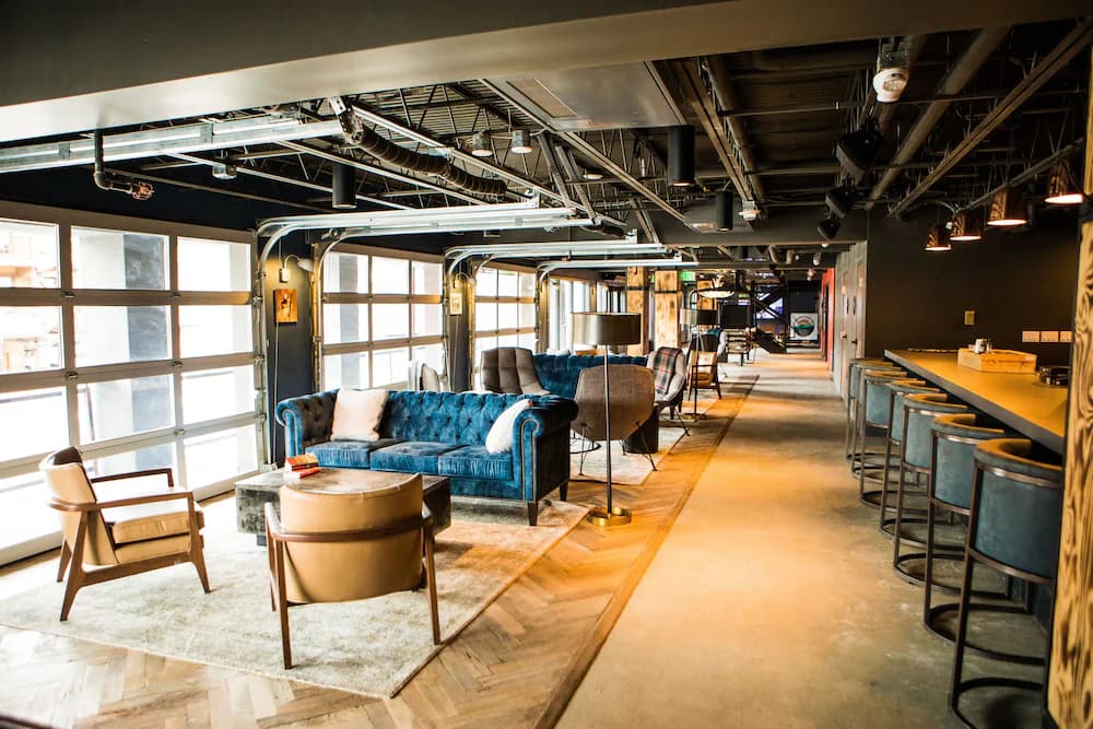 Lobby lounge