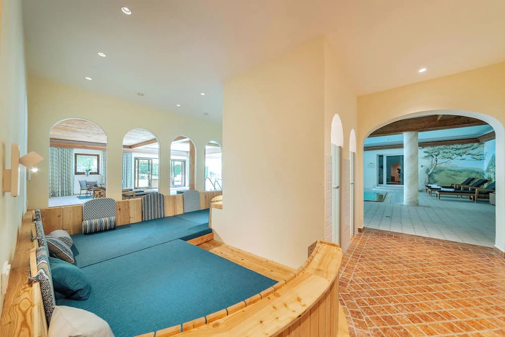 Exercise/lap pool