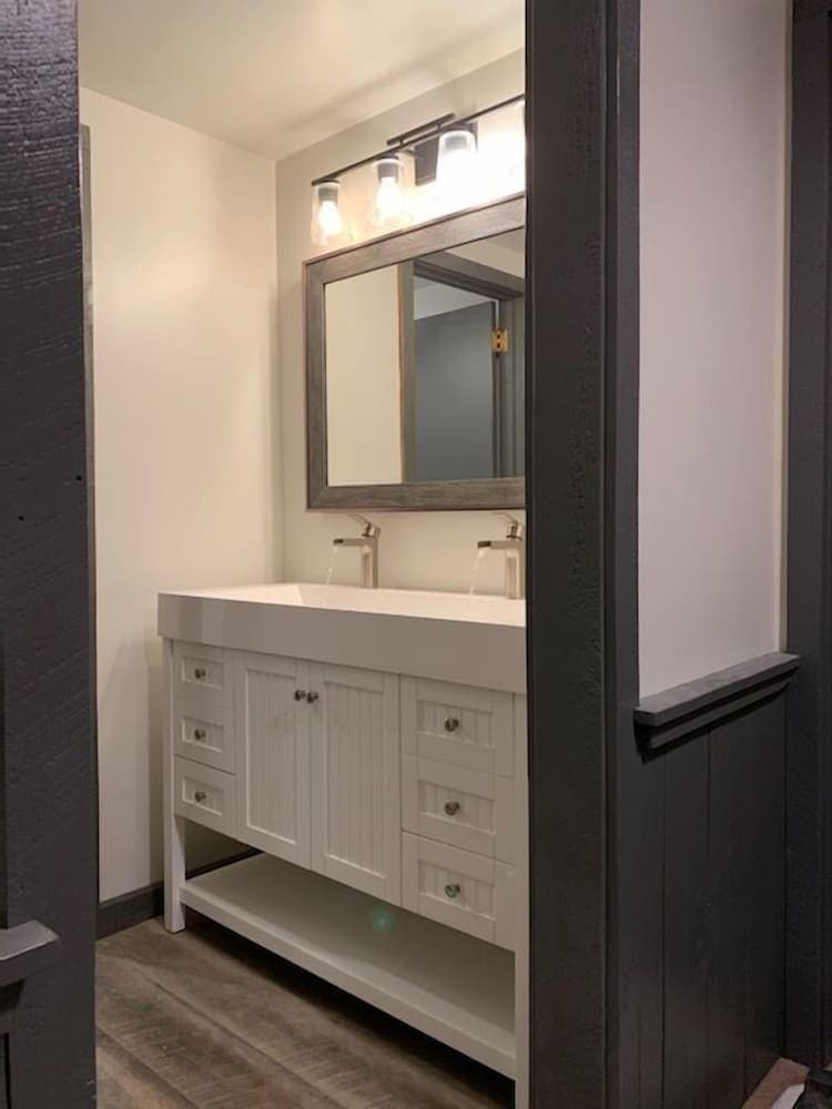 Bathroom sink