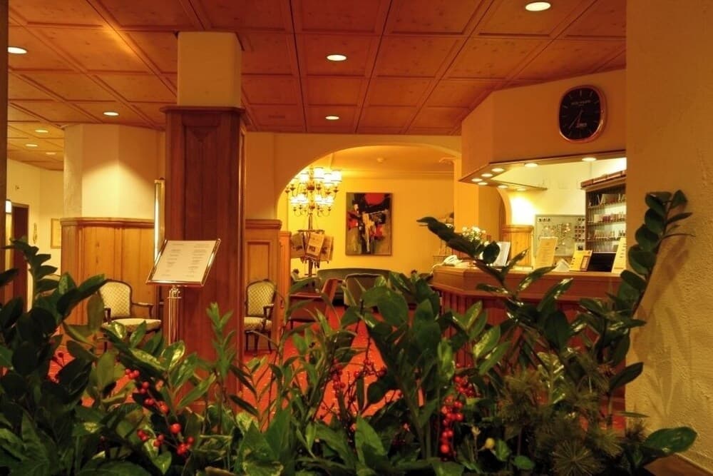 Lobby lounge