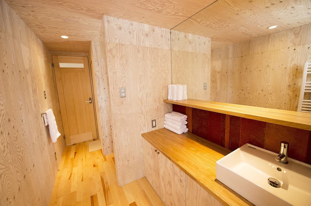 Bathroom sink