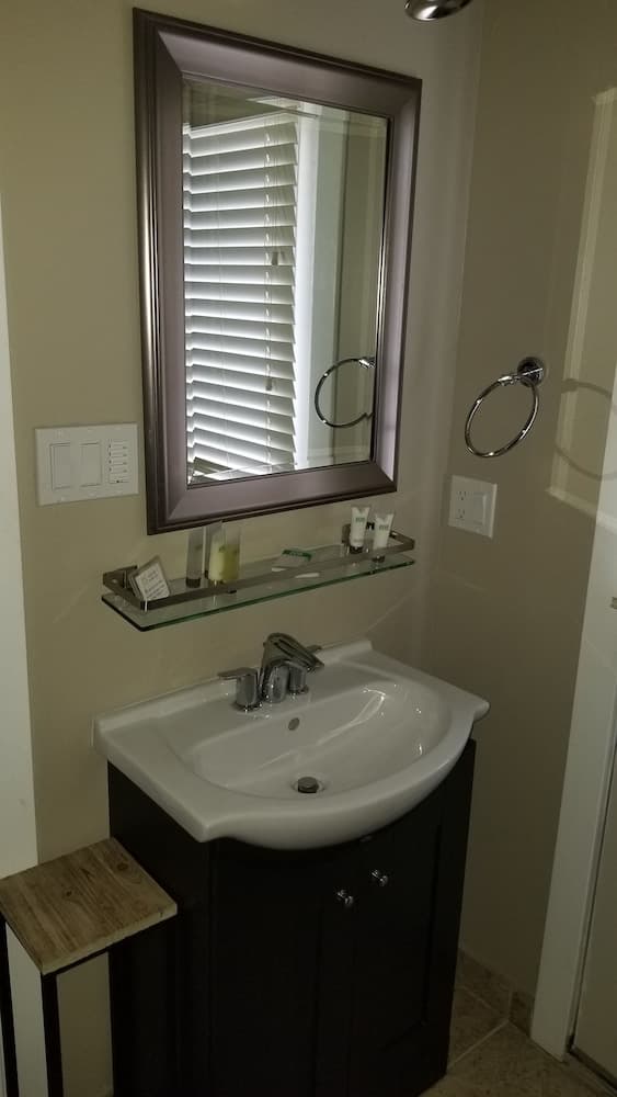 Bathroom sink