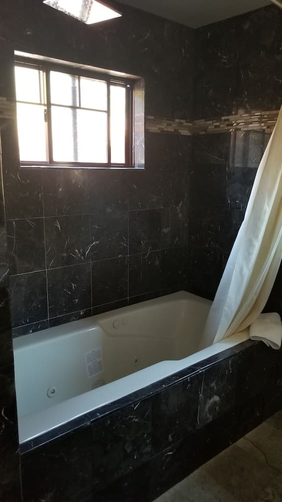Deep soaking bathtub