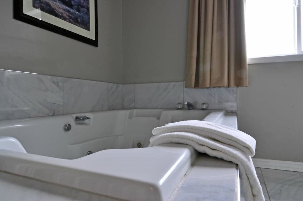 Private spa tub