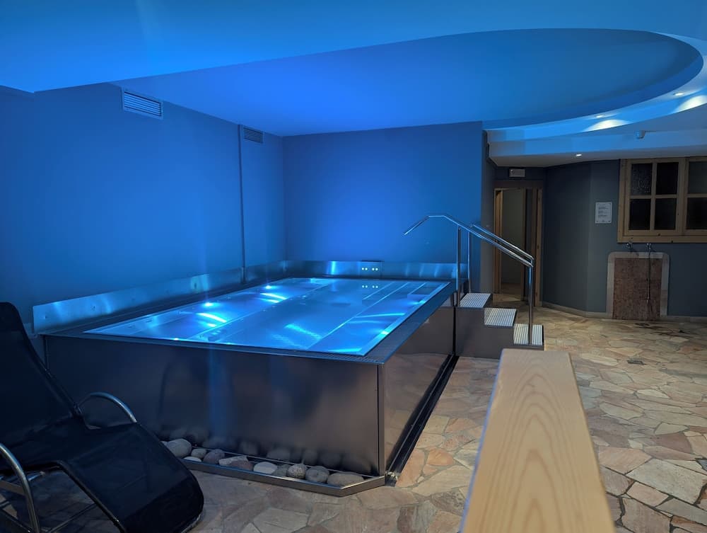 Indoor spa tub