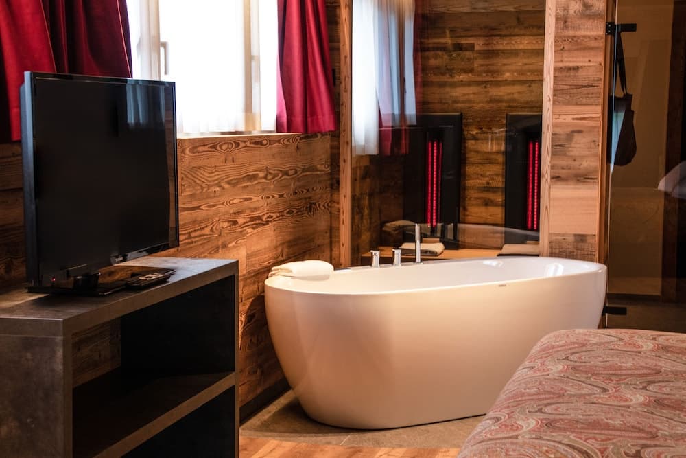 Private spa tub