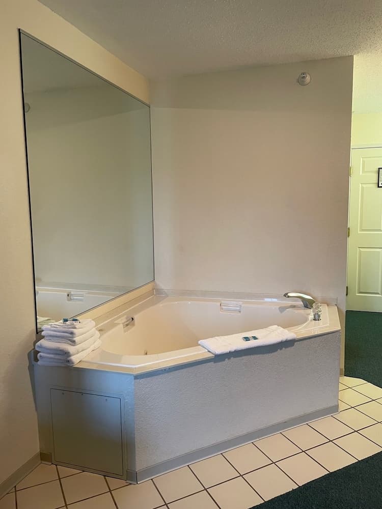 Jetted tub