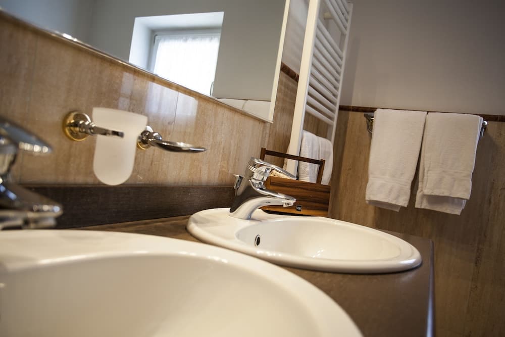 Bathroom sink
