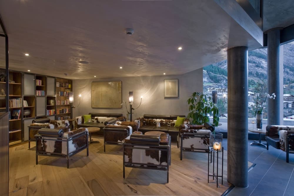 Lobby lounge