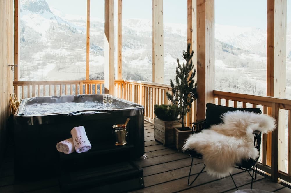 Private spa tub