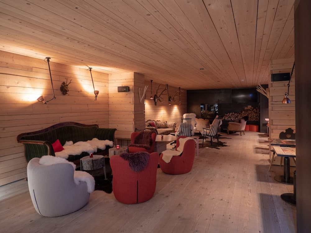 Lobby lounge