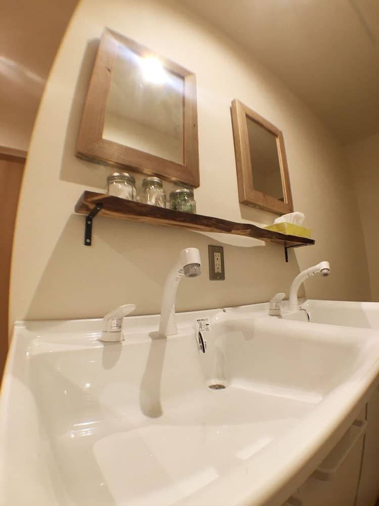 Bathroom sink