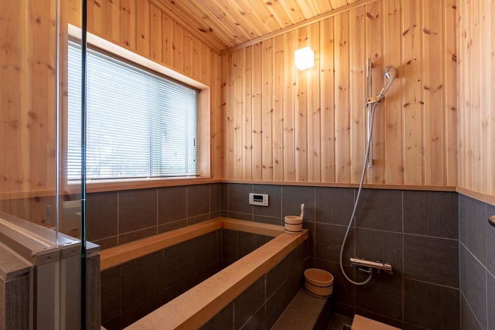 Deep soaking bathtub