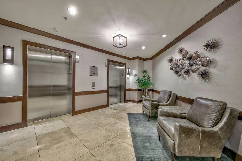 Lobby lounge