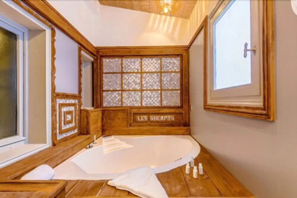 Deep soaking bathtub