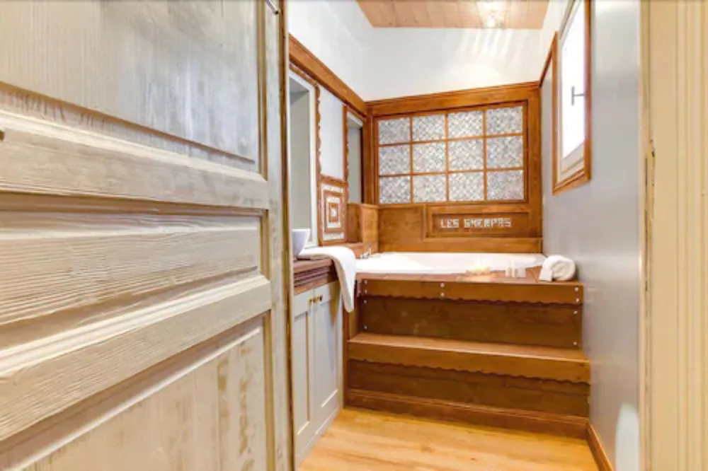 Deep soaking bathtub