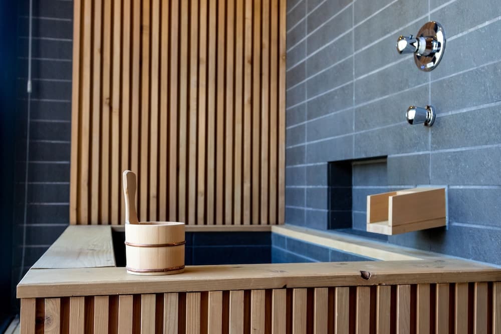 Deep soaking bathtub
