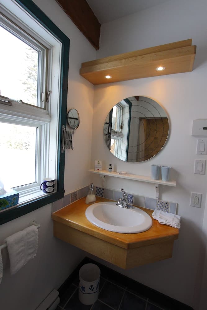 Bathroom sink