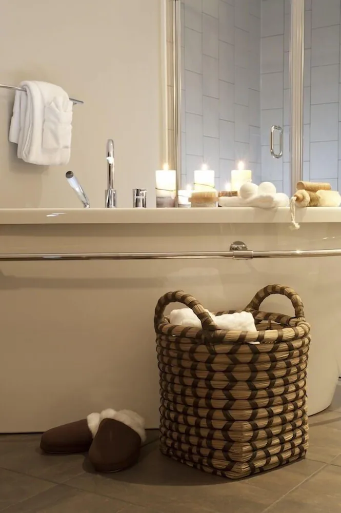 Deep soaking bathtub