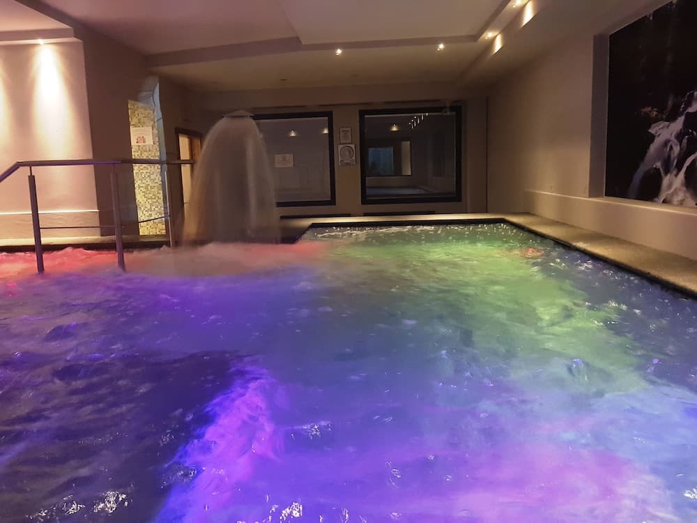 Indoor spa tub