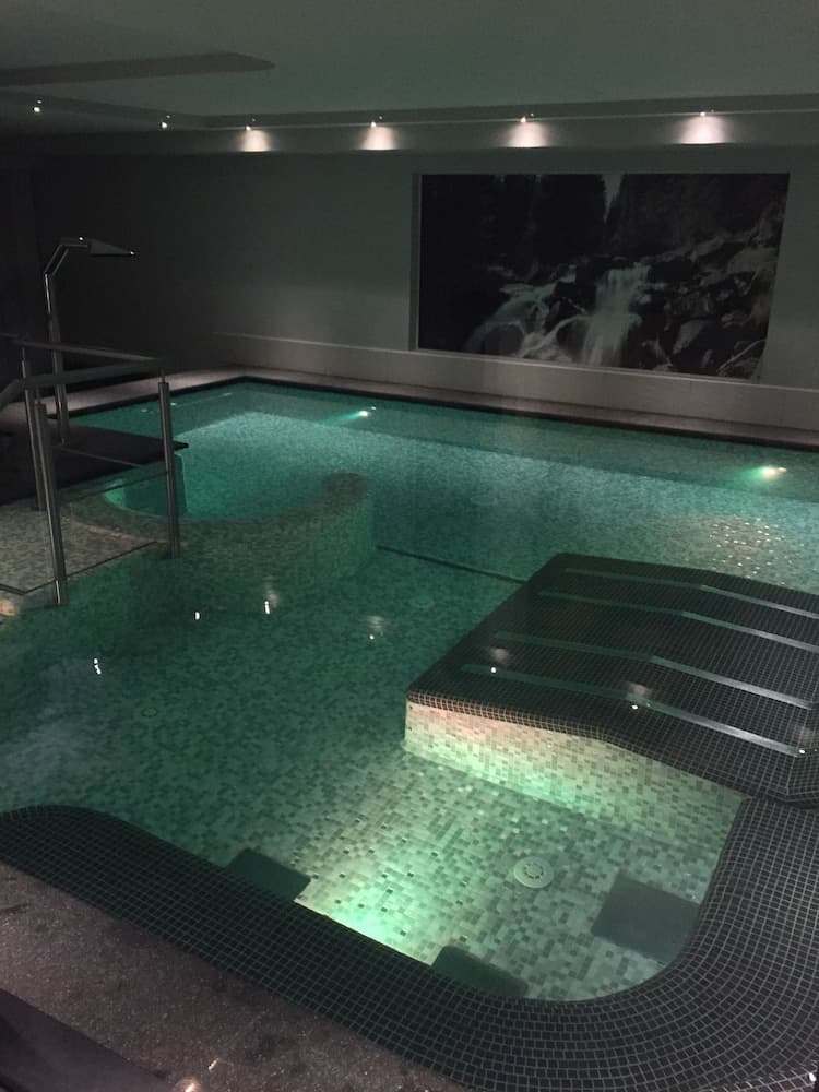 Indoor spa tub