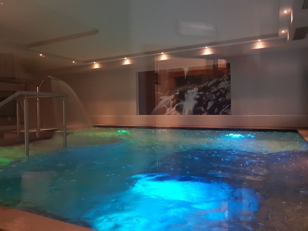 Indoor spa tub