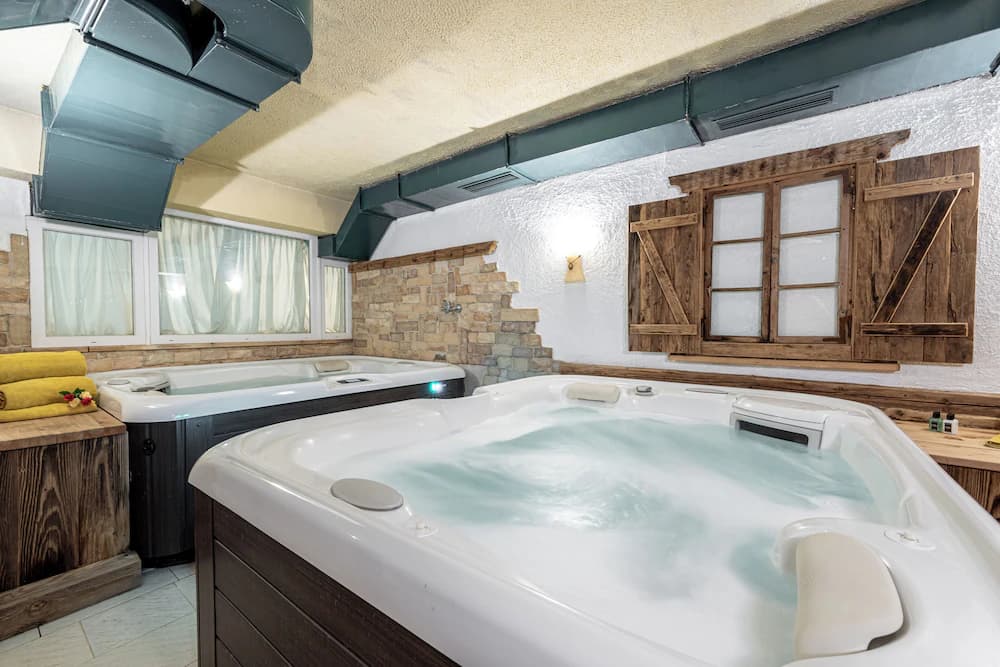 Indoor spa tub