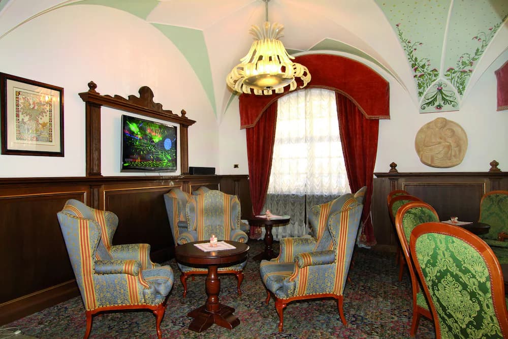 Lobby lounge