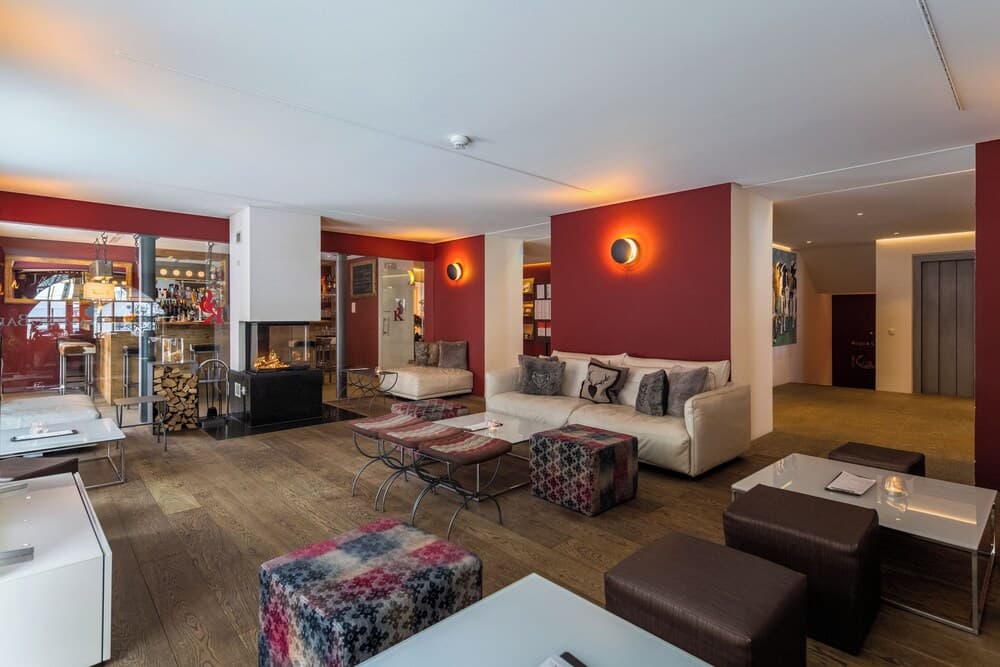 Lobby lounge