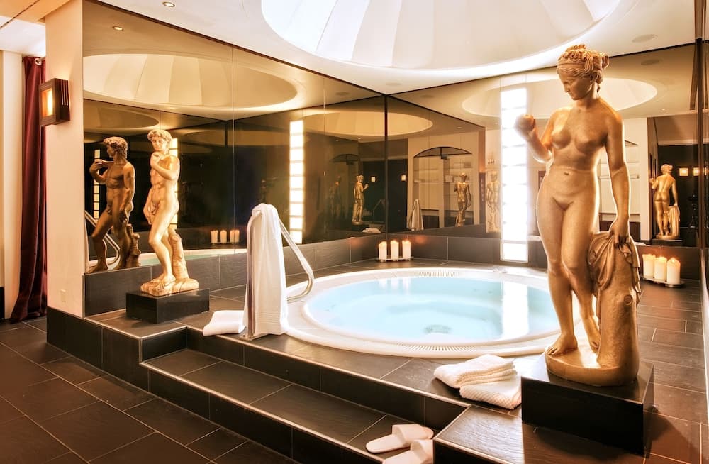 Indoor spa tub