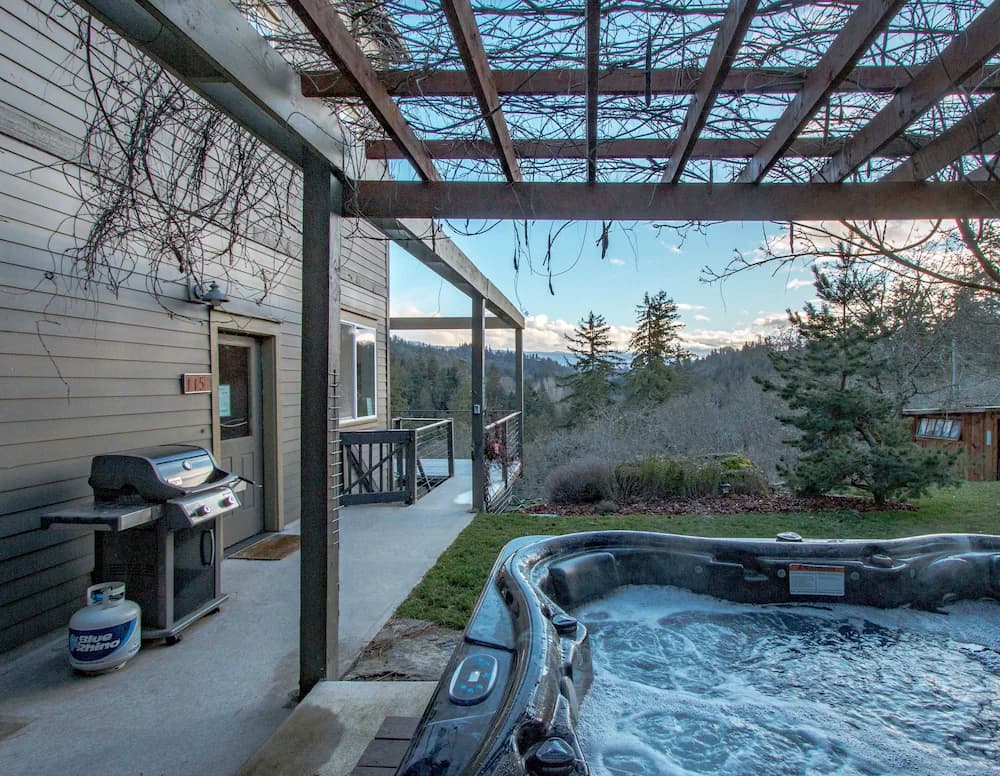 Outdoor spa tub