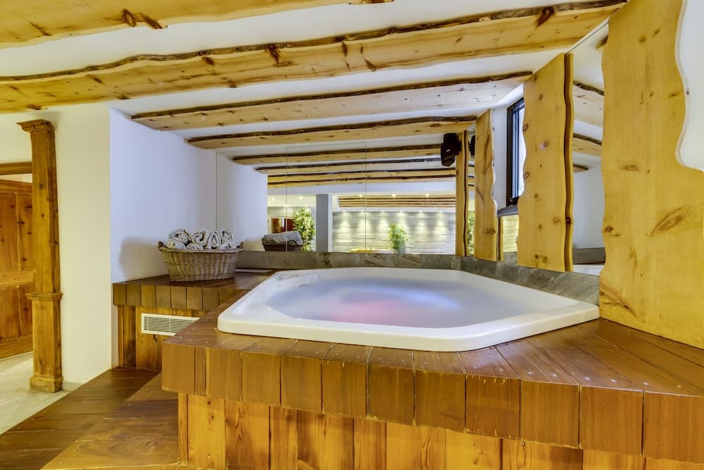 Indoor spa tub