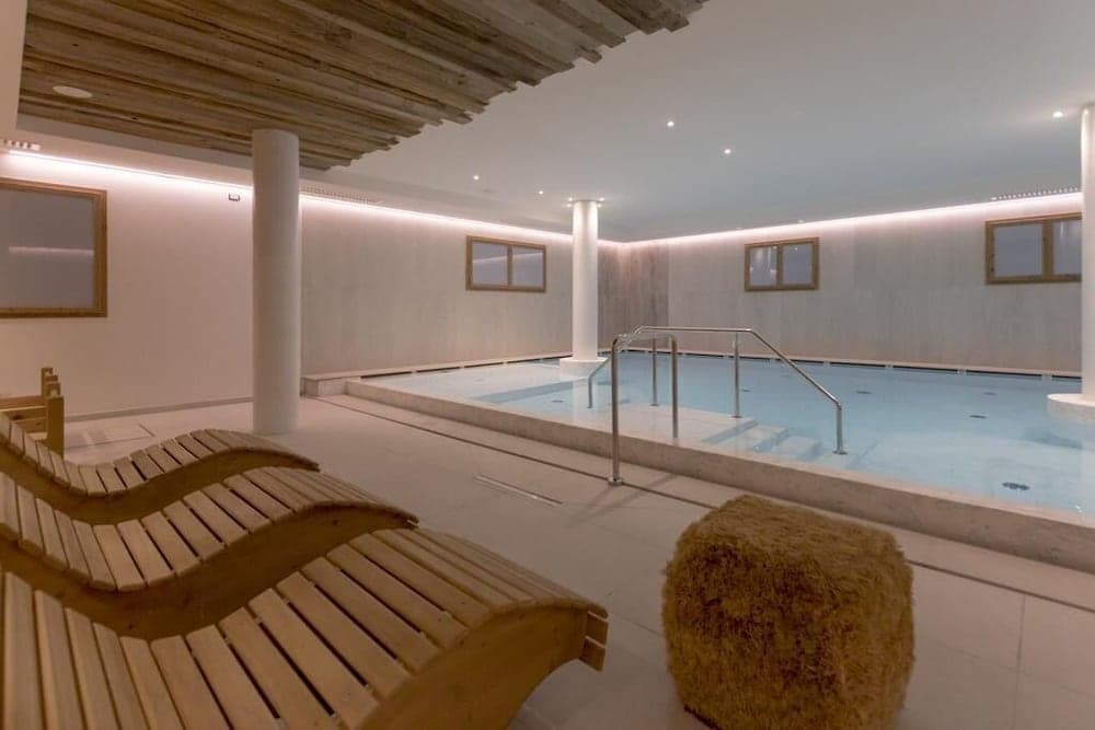 Indoor spa tub