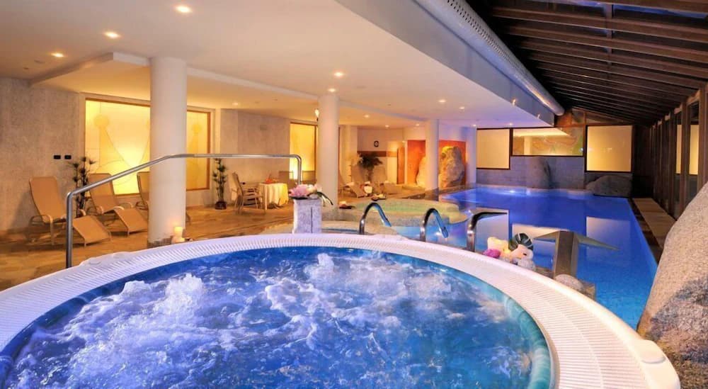 Indoor spa tub