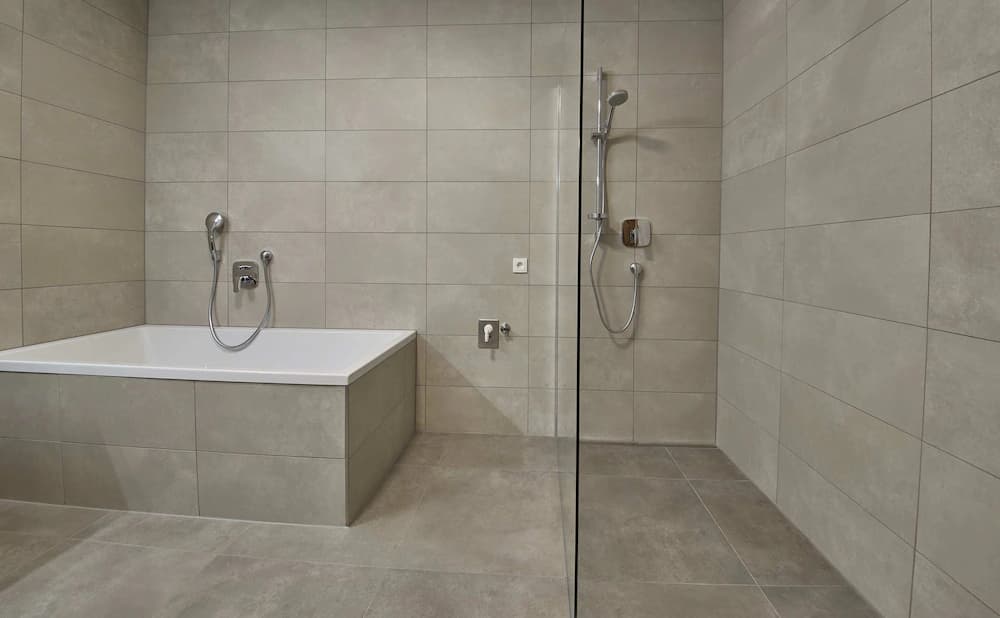 Deep soaking bathtub
