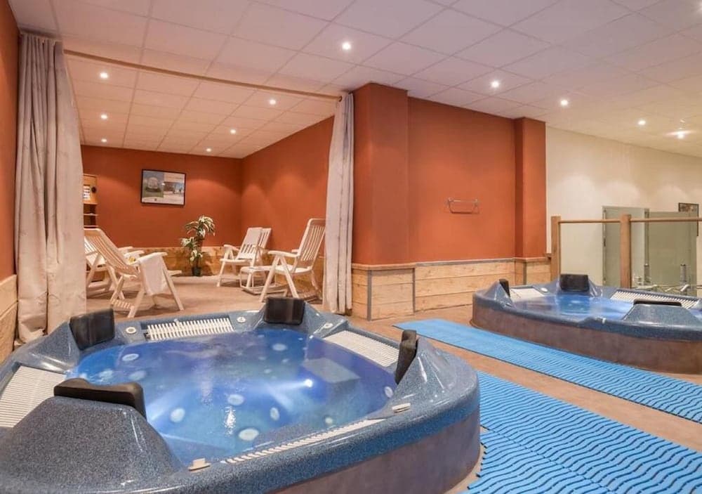 Indoor spa tub
