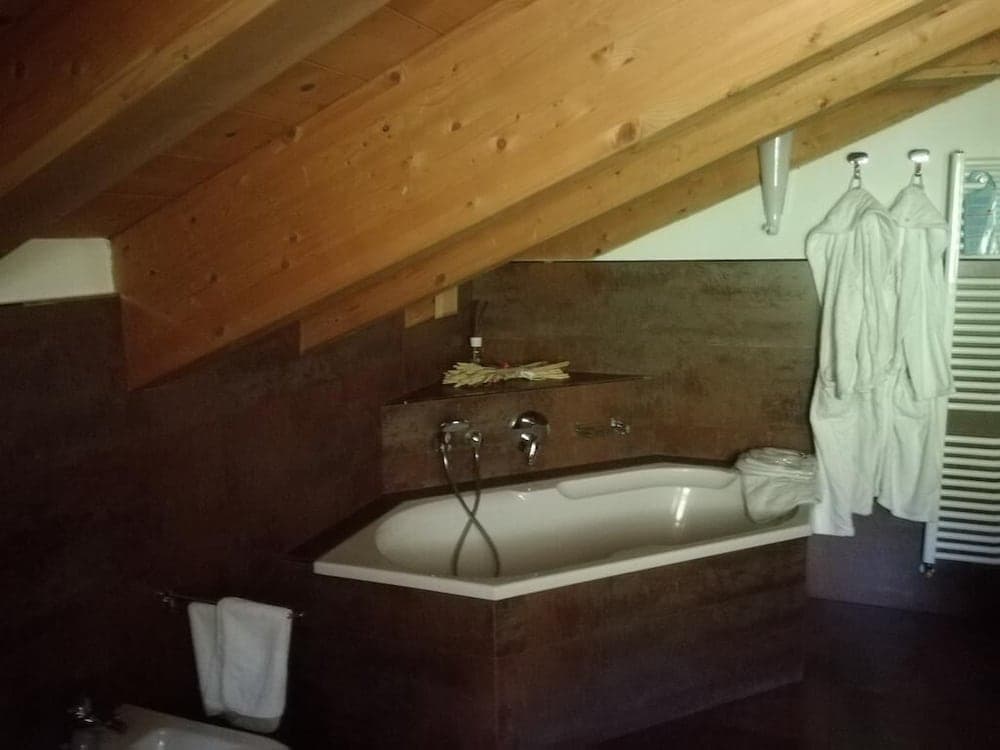 Deep soaking bathtub