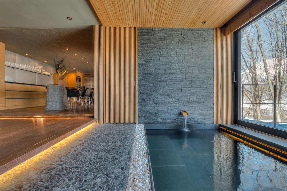 Deep soaking bathtub