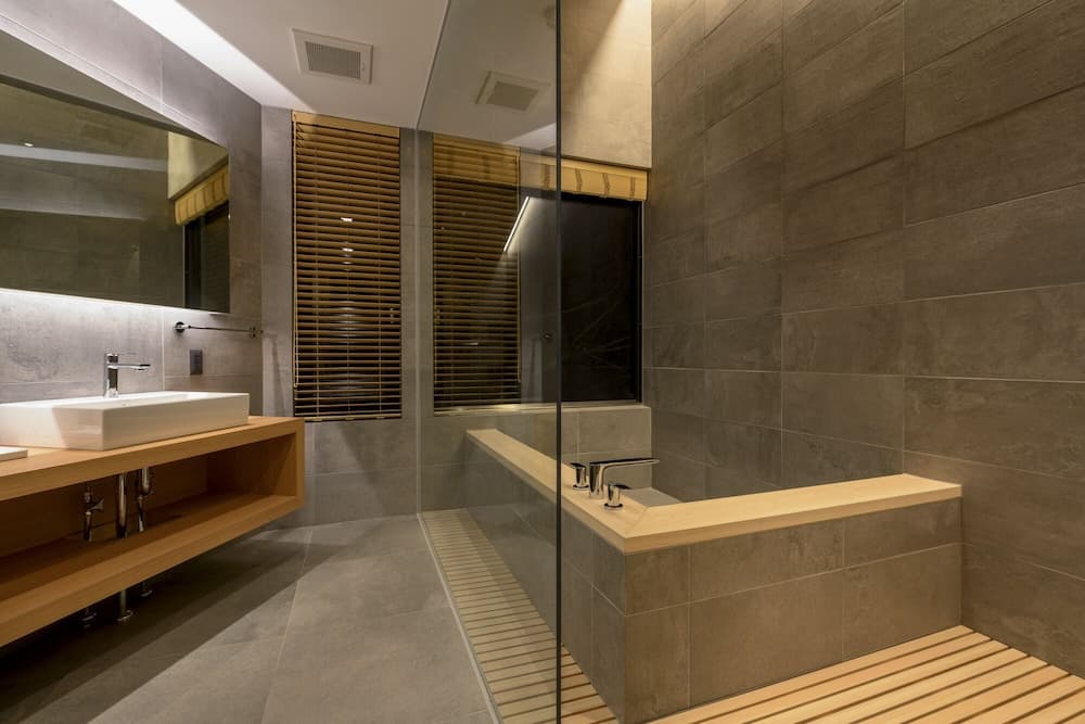 Deep soaking bathtub