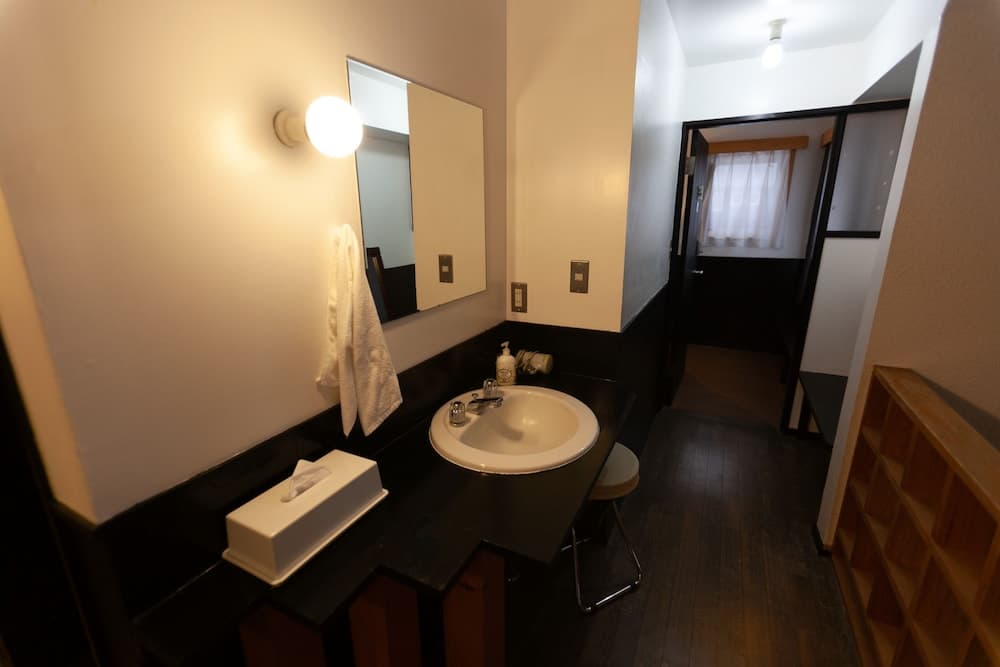 Bathroom sink