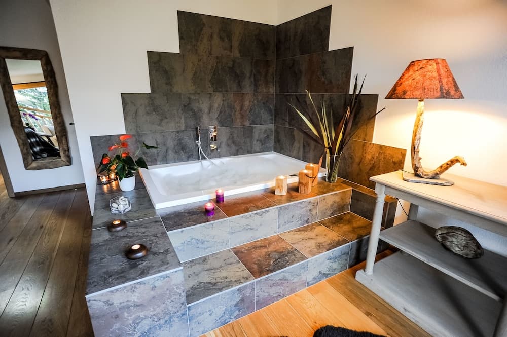 Jetted tub