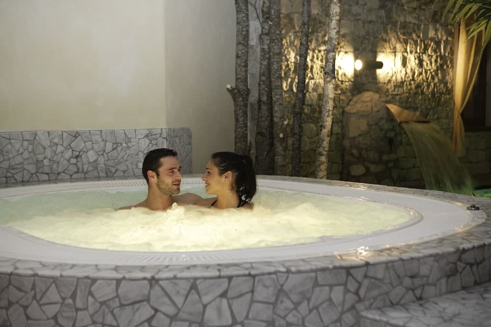 Indoor spa tub