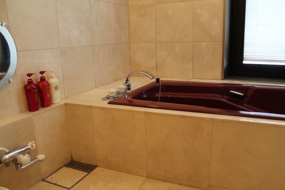 Deep soaking bathtub