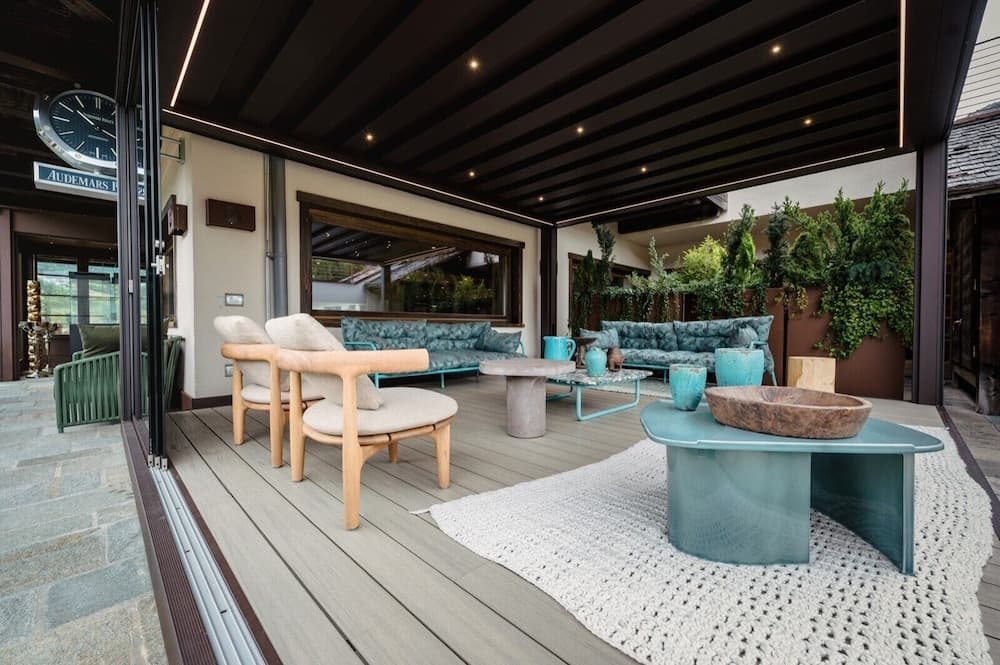 Lobby lounge