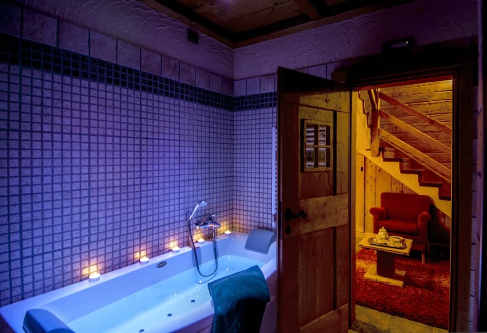 Indoor spa tub