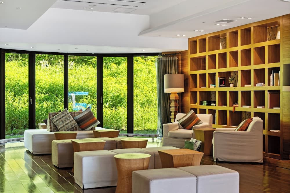 Lobby lounge