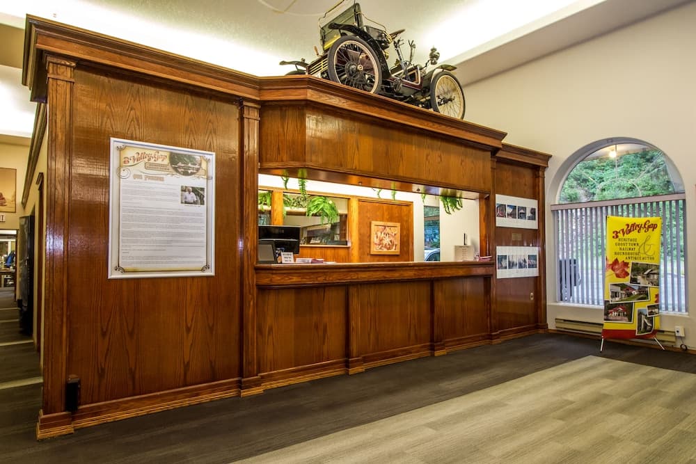 Check-in/check-out kiosk